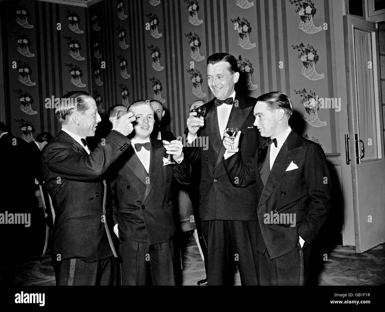I jockeys gustano un drink durante la loro cena annuale. (l-R) Douglas Smith, W. Snaith, C. N Fairchild e D Greening Foto Stock