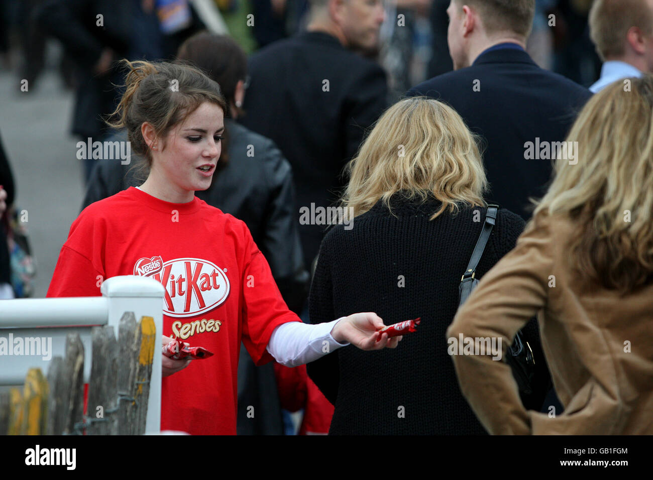 Corse di cavalli - Girls Aloud Music Night - Sandown Park. I bar Kit-Kat gratuiti vengono distribuiti ai piloti, durante la serata musicale Girls Aloud all'ippodromo di Sandown Park. Foto Stock