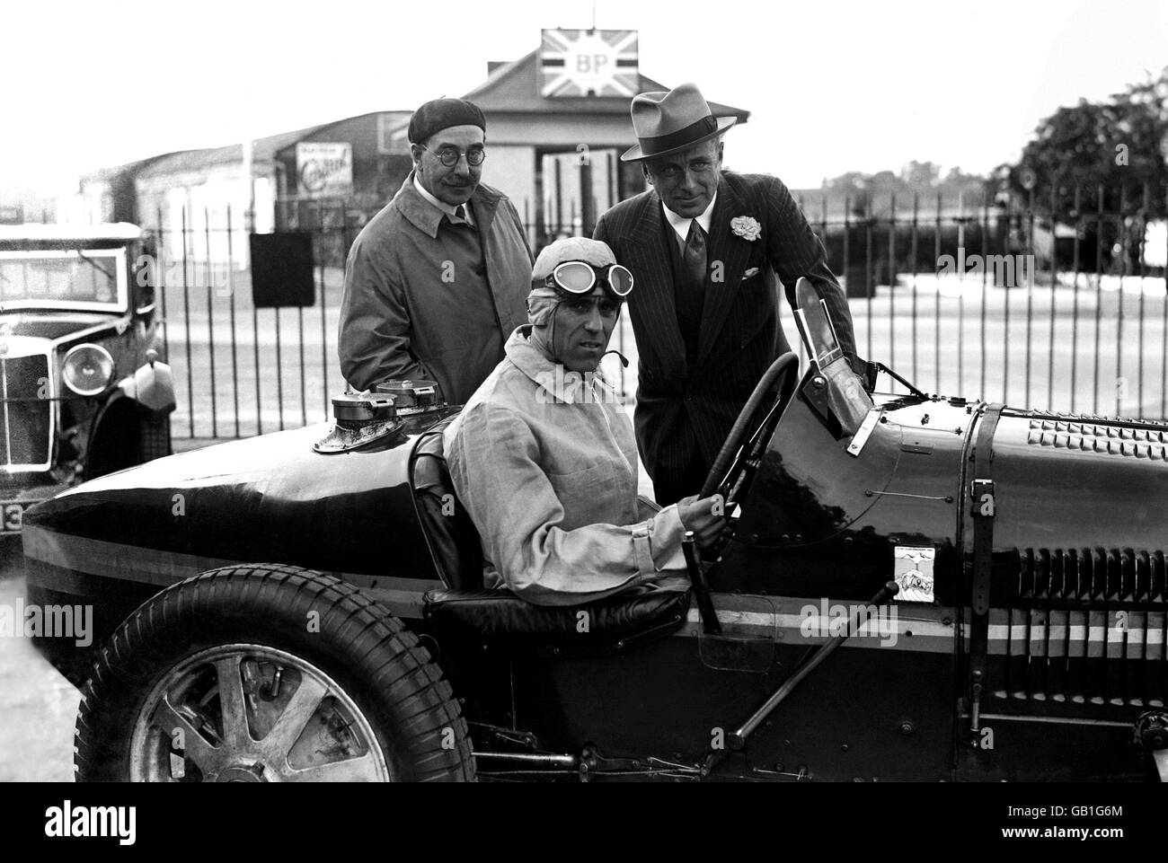 Tazio Nuvolari (c) con Lord Howe (r) e HP McConnell (l) Foto Stock