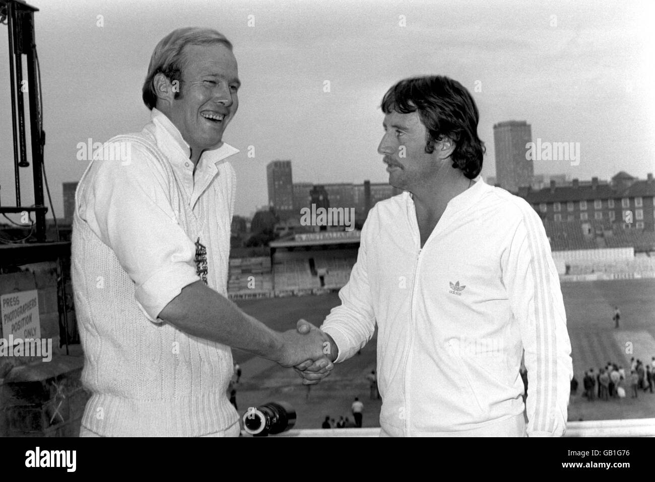 (L-R) il capitano d'Inghilterra Tony Greig si congratula con il capitano australiano Ian Chappell sulla guida della sua squadra ad una vittoria 1-0 nel Quattro serie di Ashes Match Foto Stock