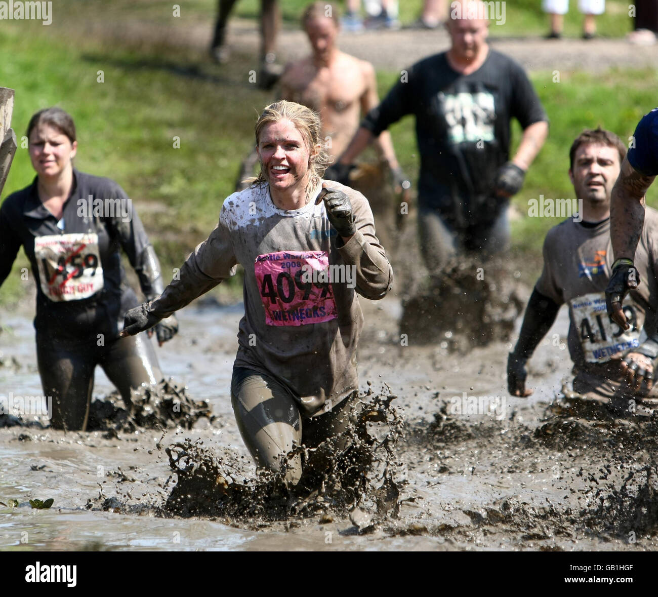 I concorrenti della competizione Nettle Warrior Tough Guy si scontrano con la "trappola dell'acqua", uno dei numerosi ostacoli sul campo di 6 miglia di Perton, Wolverhampton. Foto Stock