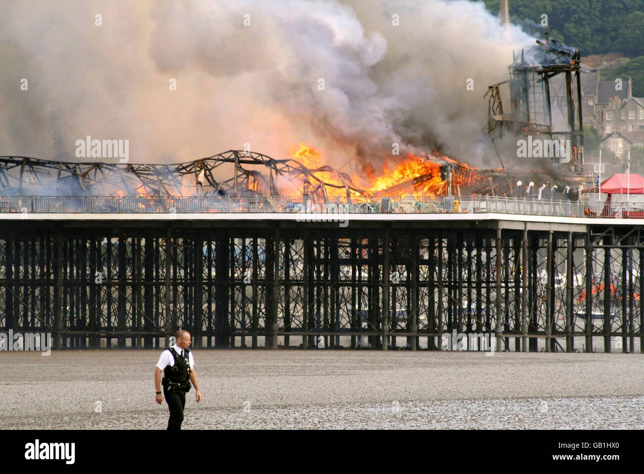 Il fuoco si strappa attraverso la struttura che un tempo era il molo di Weston. Foto Stock