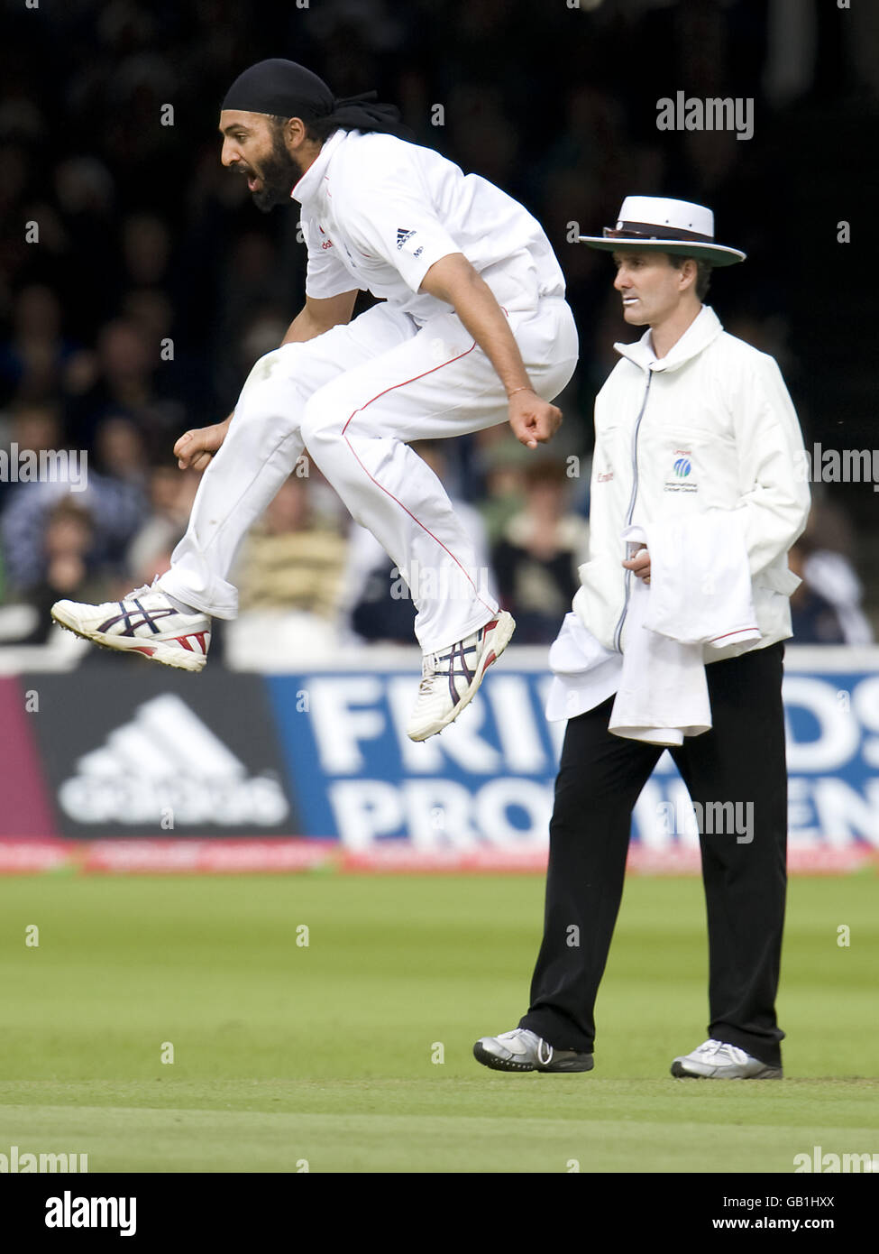 Il panesar dell'Inghilterra Monty (l) salta per gioia dopo aver preso un altro wicket durante la prima partita di test Npower al Lord's Cricket Ground, Londra. Foto Stock