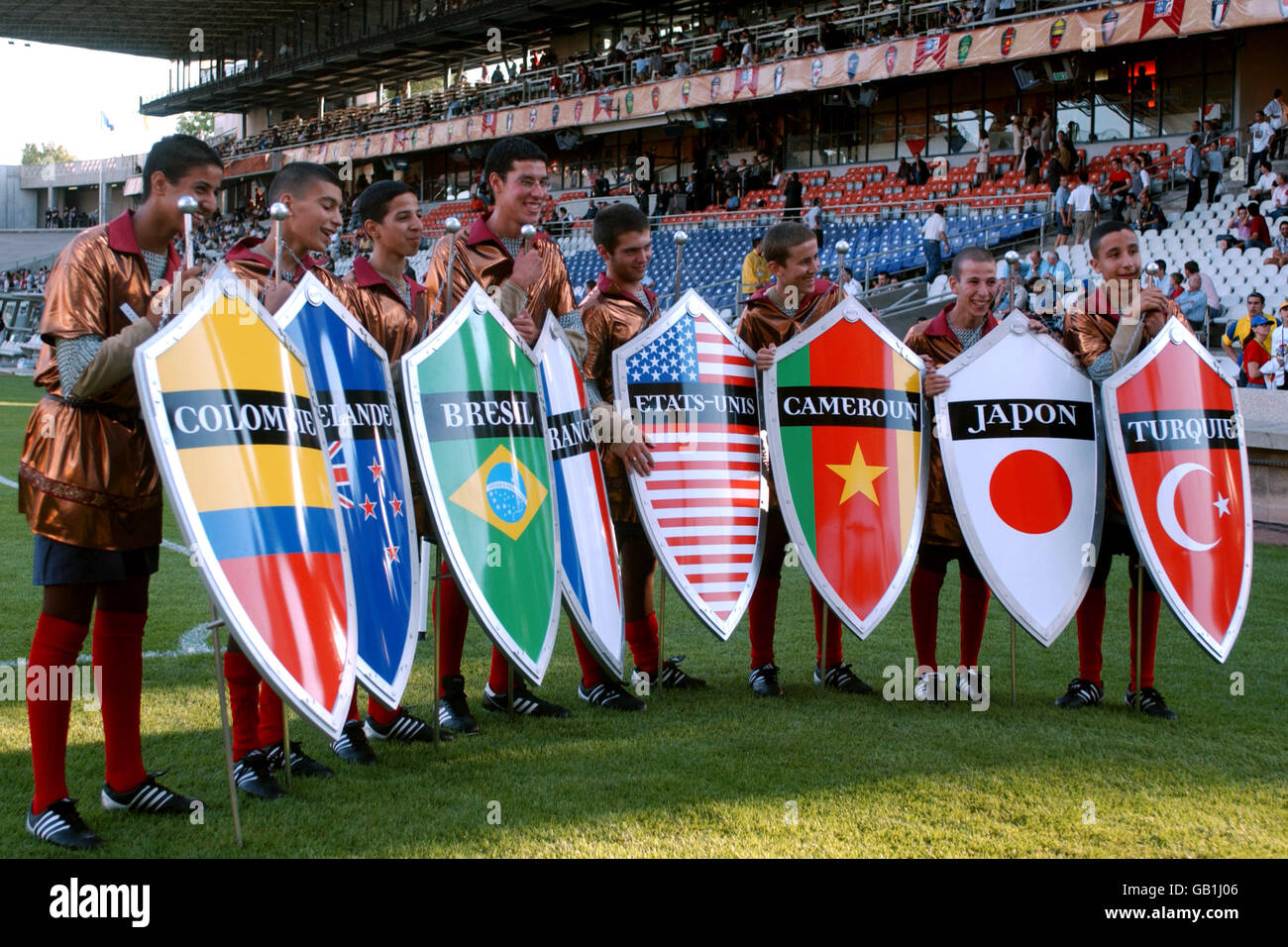 Calcio - FIFA Confederations Cup 2003 - Gruppo A - Francia / Colombia. Le bandiere dei couses che partecipano alla FIFA Confederations Cup 2003 sono dipinte su scudi Foto Stock