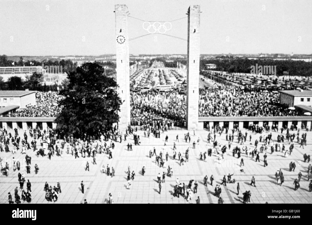 Migliaia di persone passano attraverso la porta est del Stadio Olimpico per assistere all'apertura ufficiale dei Giochi Foto Stock