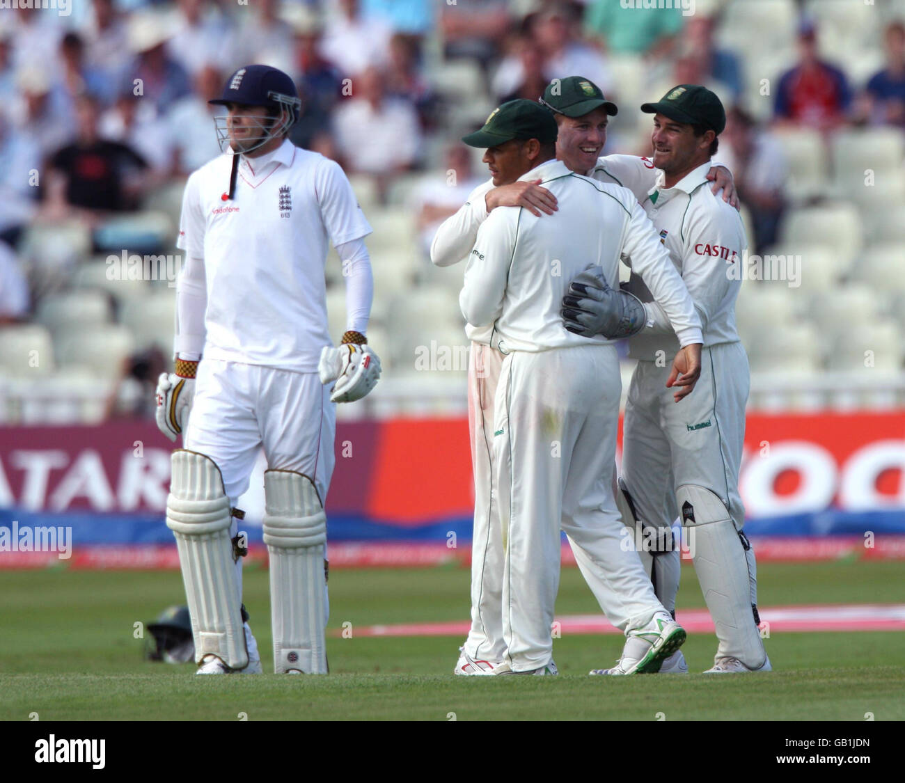 James Anderson in Inghilterra è scappare dalla AB de Villiers (centro) del Sudafrica mentre celebra con Mark Boucher (a destra) durante la terza prova a Edgbaston, Birmingham. Foto Stock