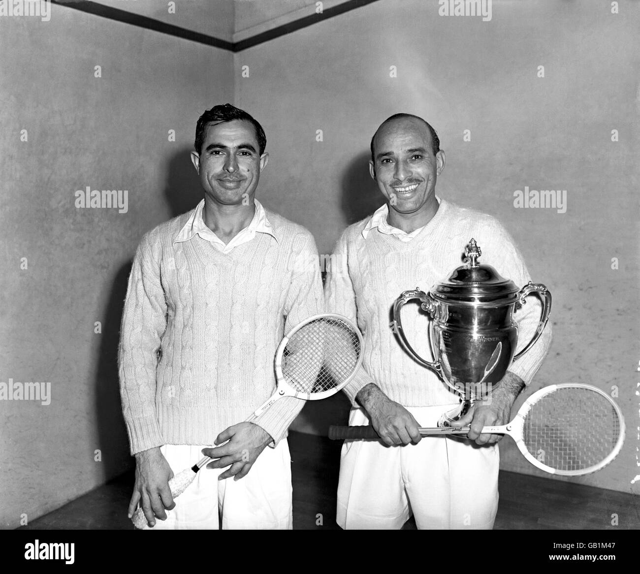 (L-R) i fratelli che hanno contestato la finale, secondo classificato Azam Khan e campione Hashim Khan Foto Stock