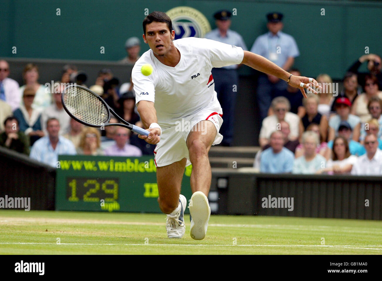 Tennis - Wimbledon 2003 - finale maschile - Mark Philippoussis contro Roger Federer. Mark Philippoussis tende a volley Foto Stock