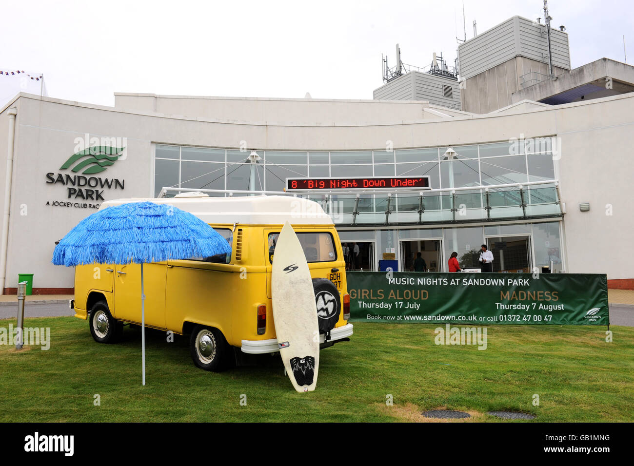 Corse ippiche - Big Night Down Under - Ippodromo di Sandown Park. Un camper VW all'esterno dell'ingresso principale Foto Stock