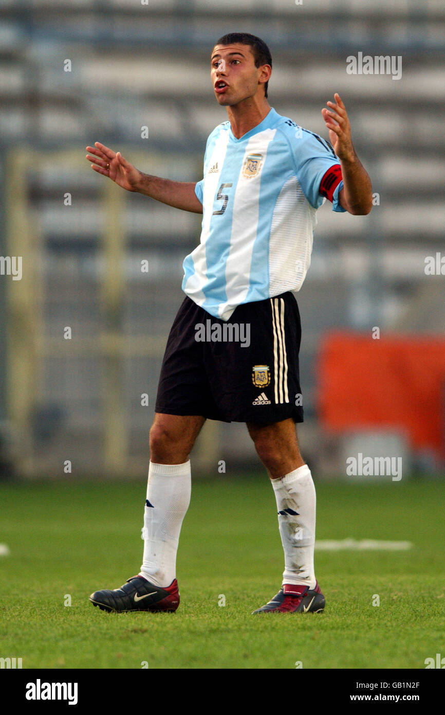 Calcio - Torneo di Tolone Under 21 - Argentina / Portogallo. Il capitano  argentino Javier Alejandro Mascherano protesta all'arbitro Foto stock -  Alamy