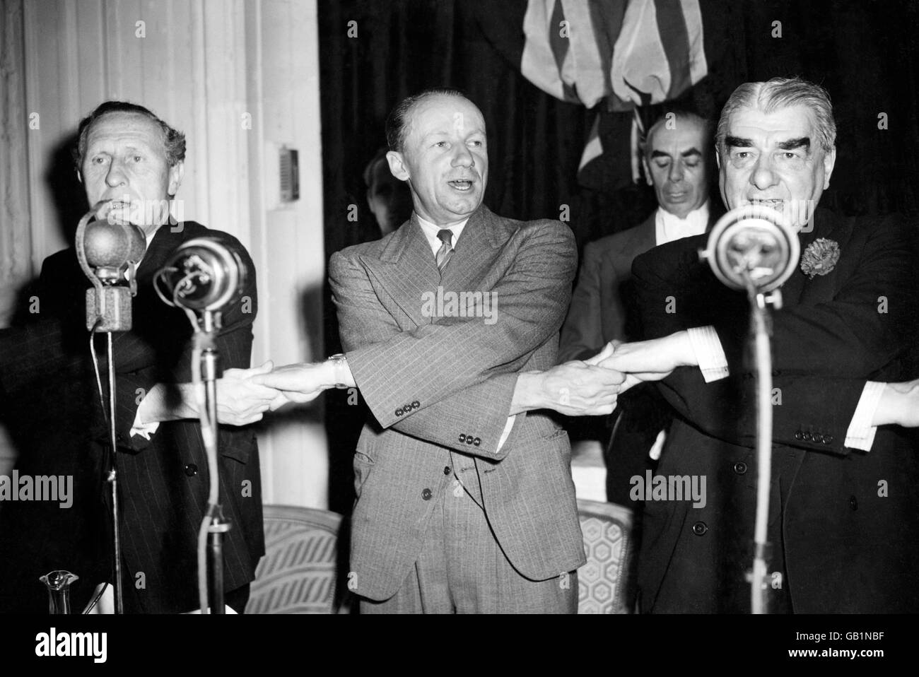 Un assembly distinto compreso alcuni dei nomi più famosi nel cricket ha assistito oggi ad un pranzo di addio per Don Bradman all'Hotel Savoy. Una felice visione di Don Bradman mentre si unisce le mani per un rendering robusto di 'Auld lang Syne'. Foto Stock