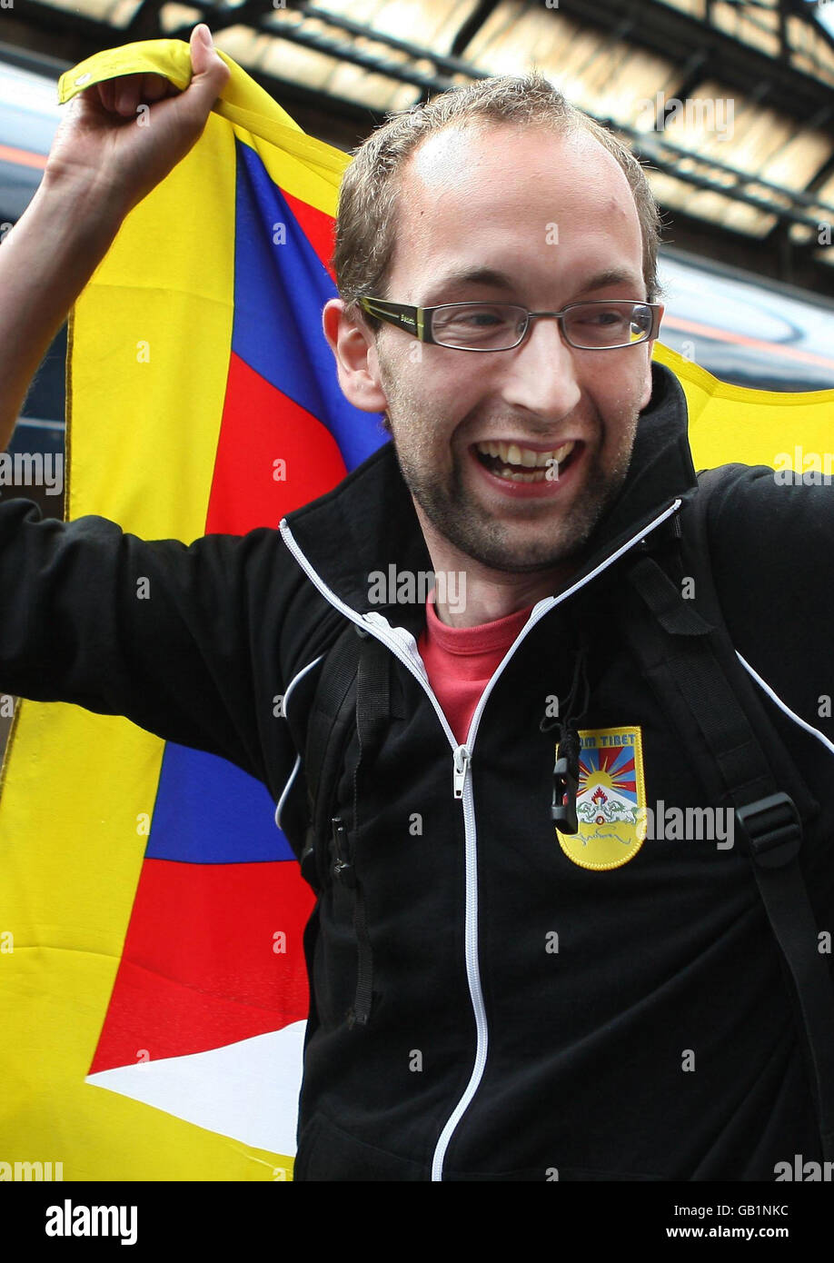 Iain Thom di studenti per un Tibet libero, arrestato dopo aver sventurato un cartello del Tibet libero vicino allo Stadio Olimpico di Pechino, arriva alla stazione di Waverley a Edimburgo. Foto Stock