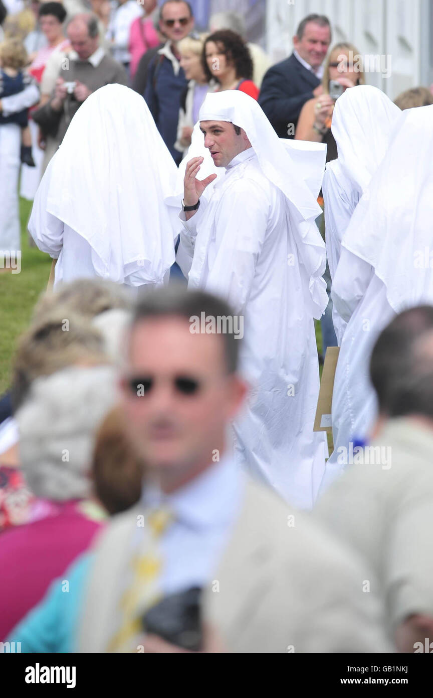L'attore Matthew Rhys è accettato come membro del Gorsedd dei Bardi alla cerimonia nazionale Eisteddfod, Galles. Foto Stock
