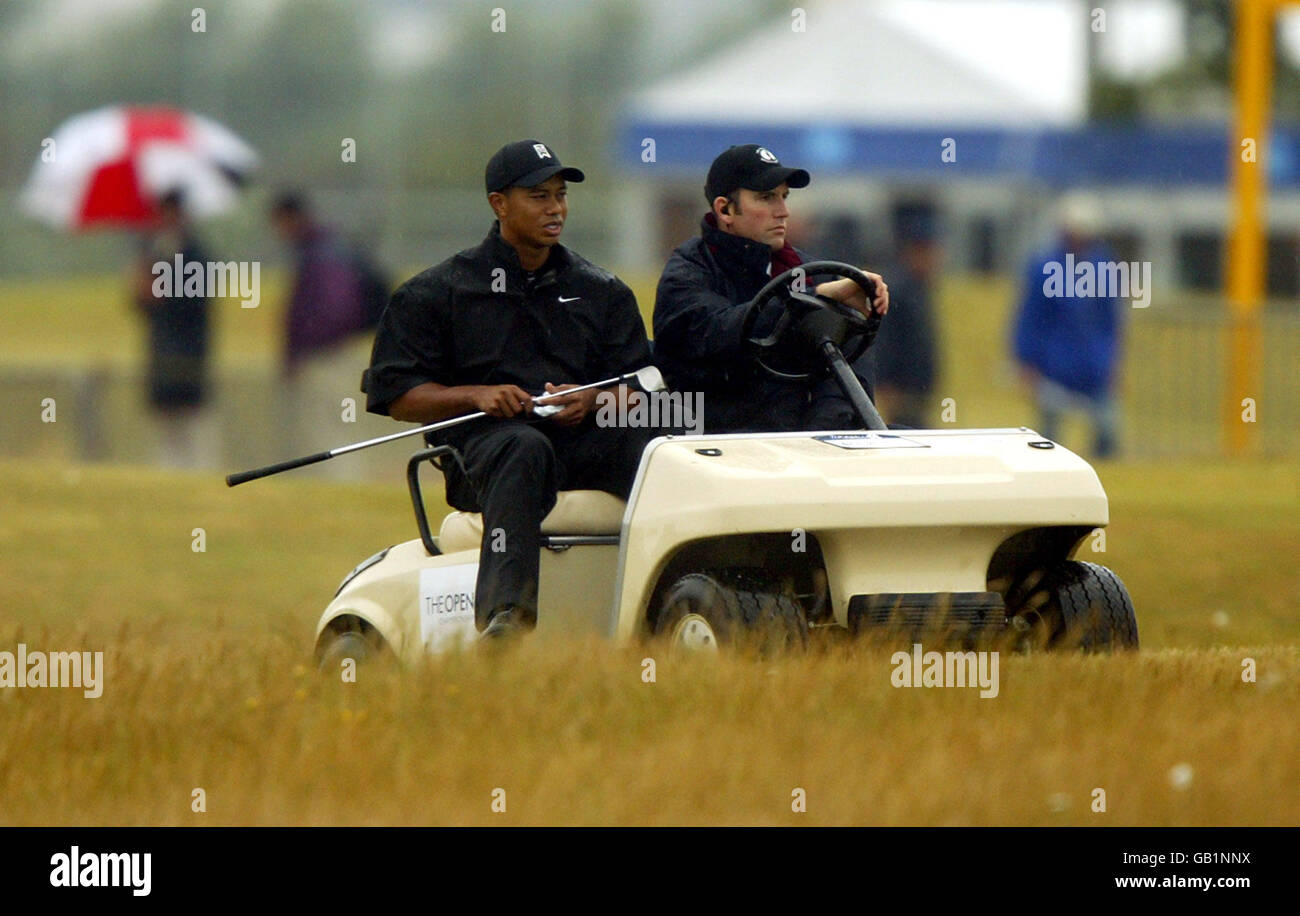 Golf - il campionato Open Golf - Sandwich - primo turno. Tiger Woods torna al 1° tee dopo aver perso la palla sul primo fairway Foto Stock