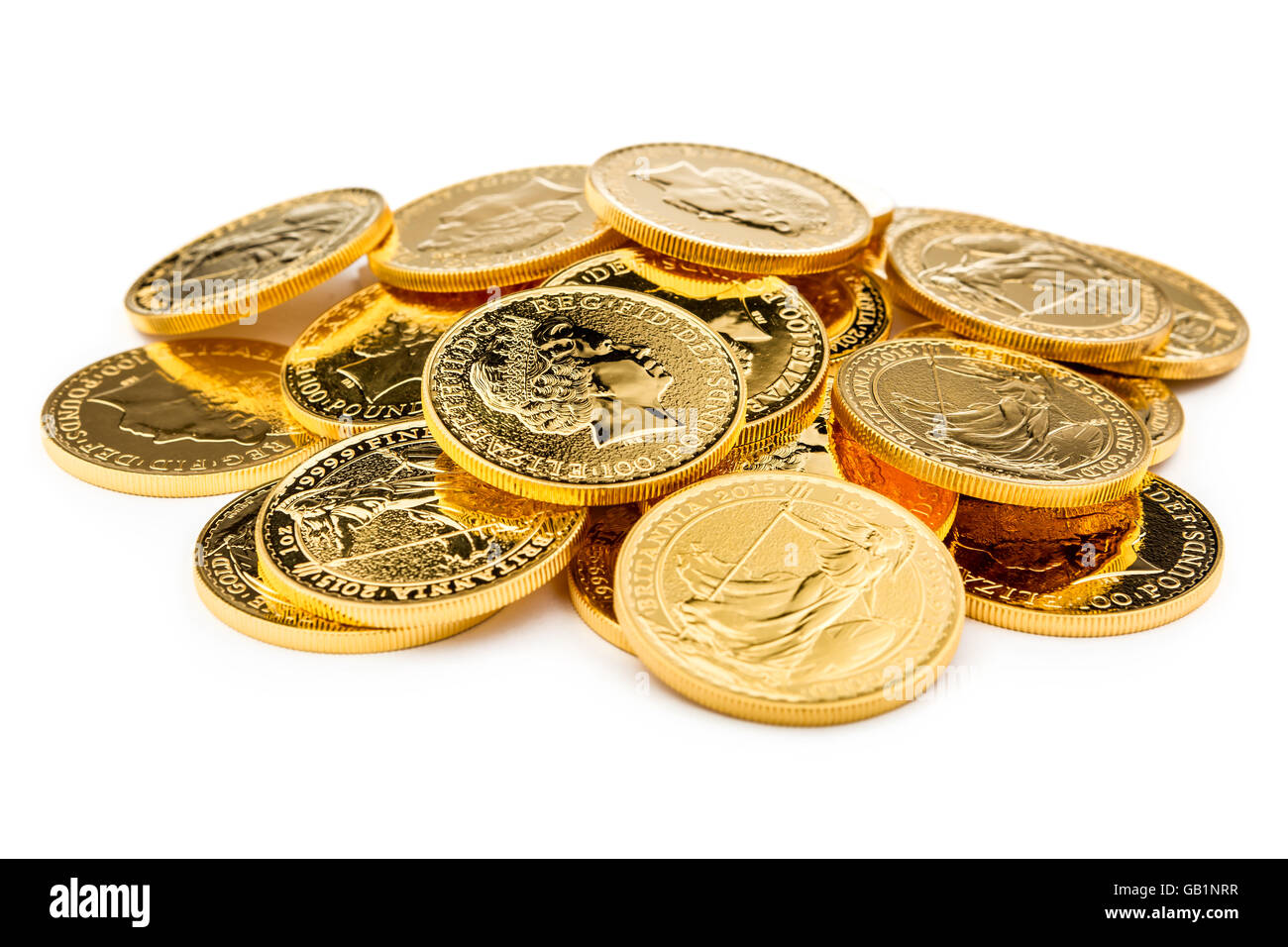 Pila di sparse monete d oro isolato su uno sfondo bianco. Foto Stock