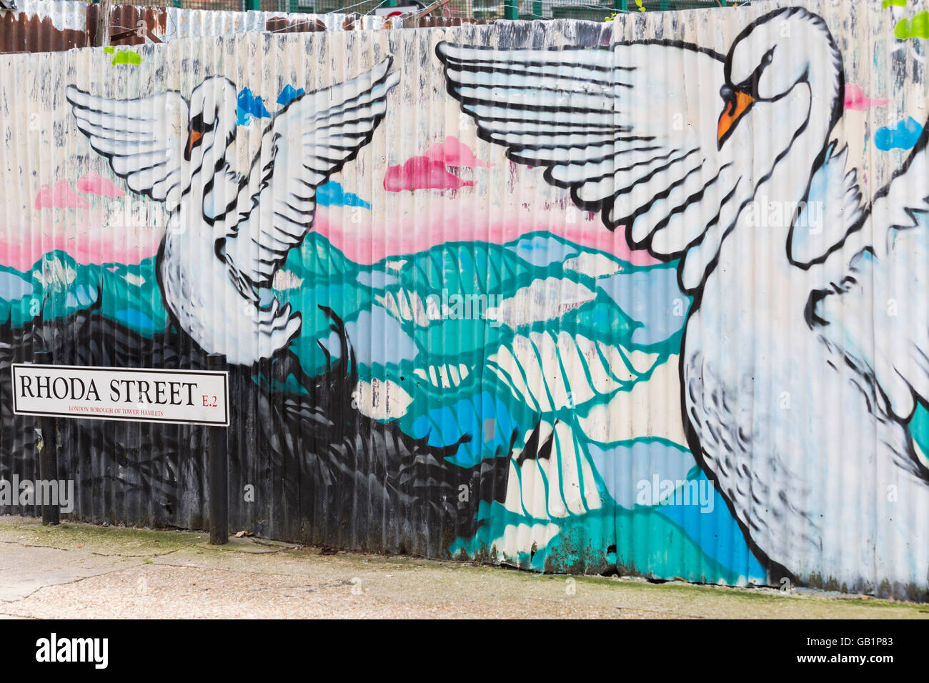 Murale colorato graffiti di cigni con ali teso a Rode si avvicinò cautamente per ascoltare Street, London E2 in luglio Foto Stock
