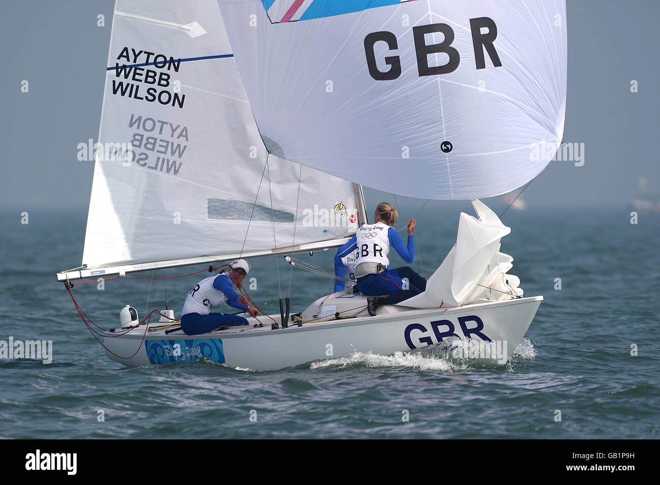 L'equipaggio britannico di Yngling, Sarah Ayton, Sarah Webb e Pippa Wilson si contendono a Qingdao durante le Olimpiadi di Pechino 2008 Foto Stock