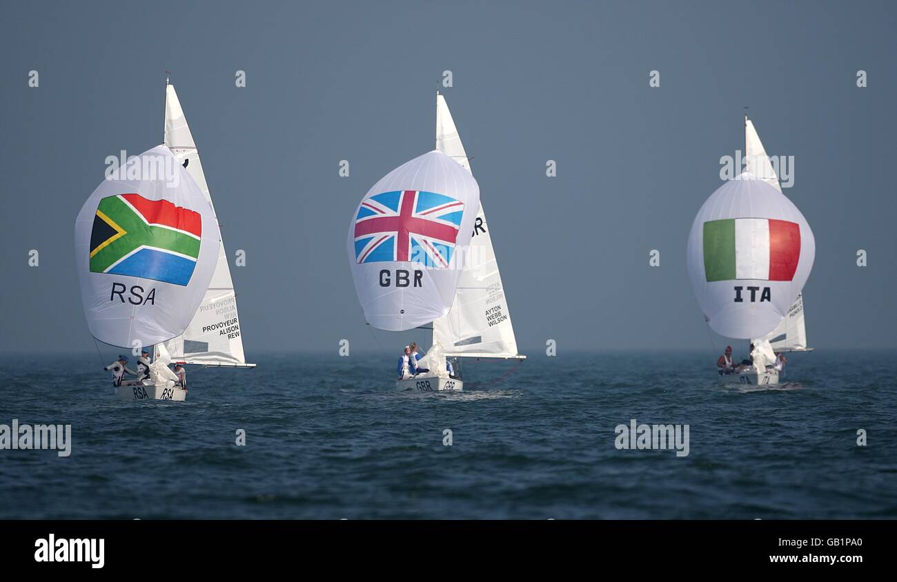 Olimpiadi - Giochi Olimpici di Pechino 2008 - primo giorno. L'equipaggio della Great Britain Yngling (al centro) si avvicina al segno di sottovento il primo giorno di corse a Qingdao Foto Stock