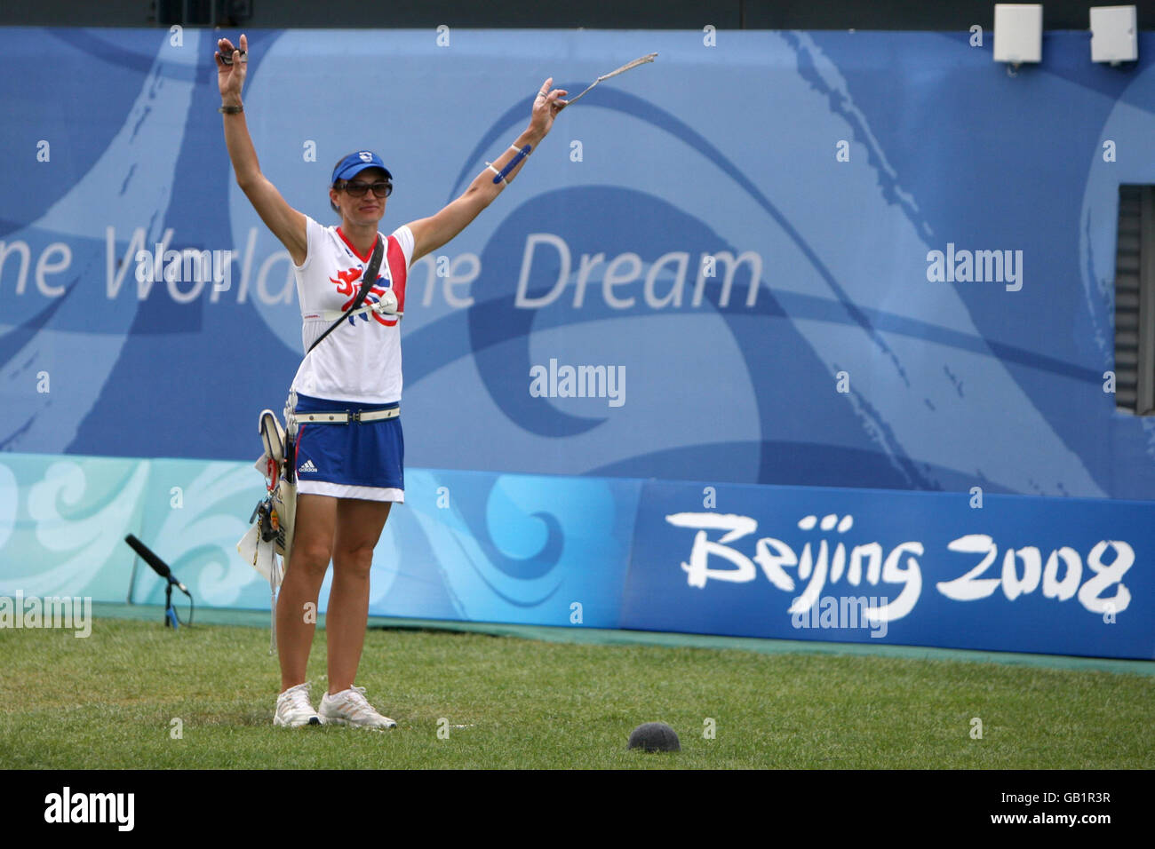 Alison Williamson della Gran Bretagna ondeggia mentre viene presentata alla folla prima della sua partita al campo di tiro con l'arco verde olimpico di Pechino ai Giochi Olimpici di Pechino del 2008. Foto Stock