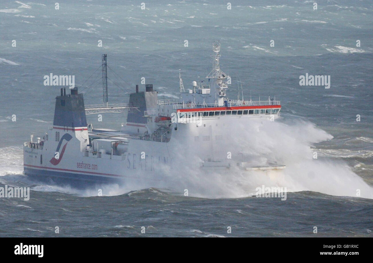 Un'onda avvolge il traghetto SeaFrance Nord Pas-De-Calais durante il suo arrivo nel porto di dover in Kent, mentre i venti alti interrompono i servizi. Foto Stock