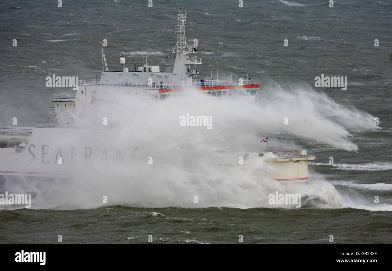 Un'onda avvolge il traghetto SeaFrance Nord Pas-De-Calais durante il suo arrivo nel porto di dover in Kent, mentre i venti alti interrompono i servizi. Foto Stock