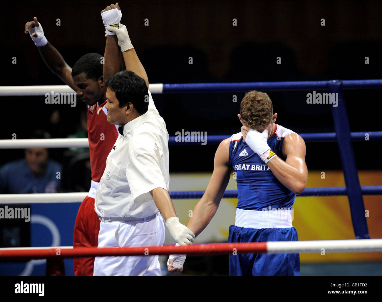 Billy Joe Saunders della Gran Bretagna tiene la testa dopo essere stato battuto da Carlos Banteaux Suarez di Cuba durante il loro secondo turno di pesi di Welterweight al Beijing Workers Gymnasium a Pechino, Cina. Foto Stock