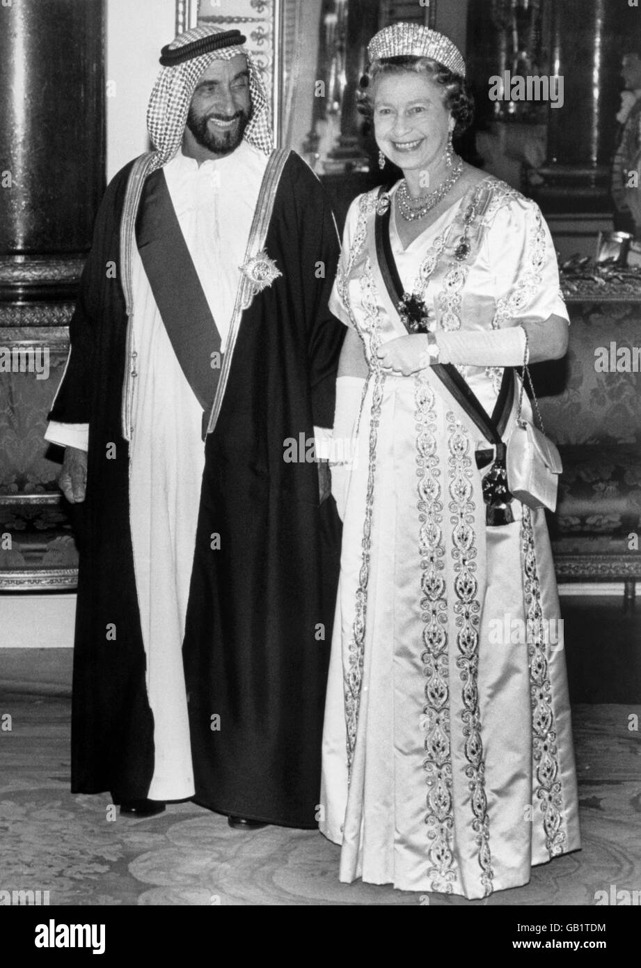 Sheikh Zayed bin Sultan al-Nahayan con la Regina Elisabetta II nella Sala della Musica di Buckingham Palace. Il Presidente è in visita in Gran Bretagna per quattro giorni. Foto Stock