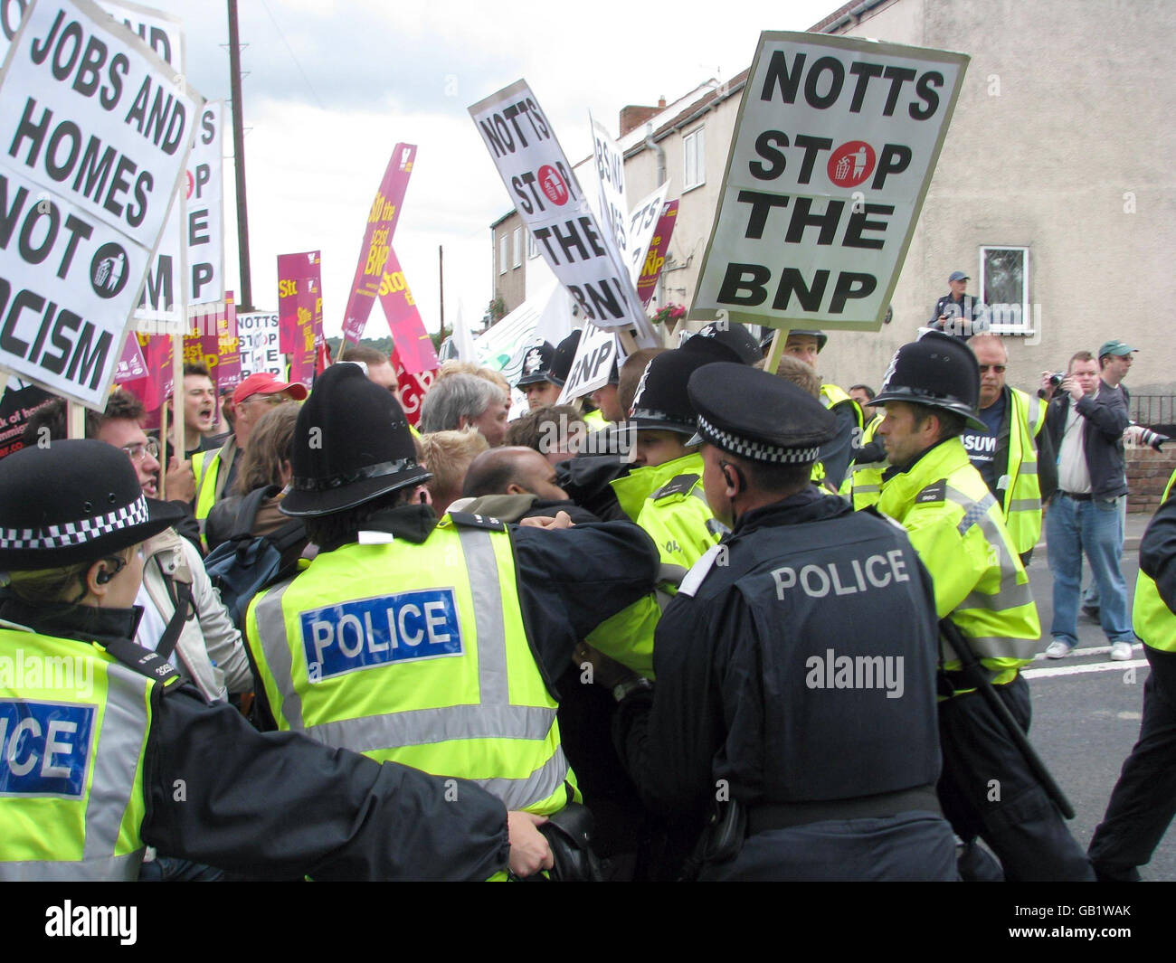 I manifestanti antifascisti si scontrano con la polizia antisommossa al di fuori del festival annuale Red, White and Blue di Denby, Derbyshire. Foto Stock