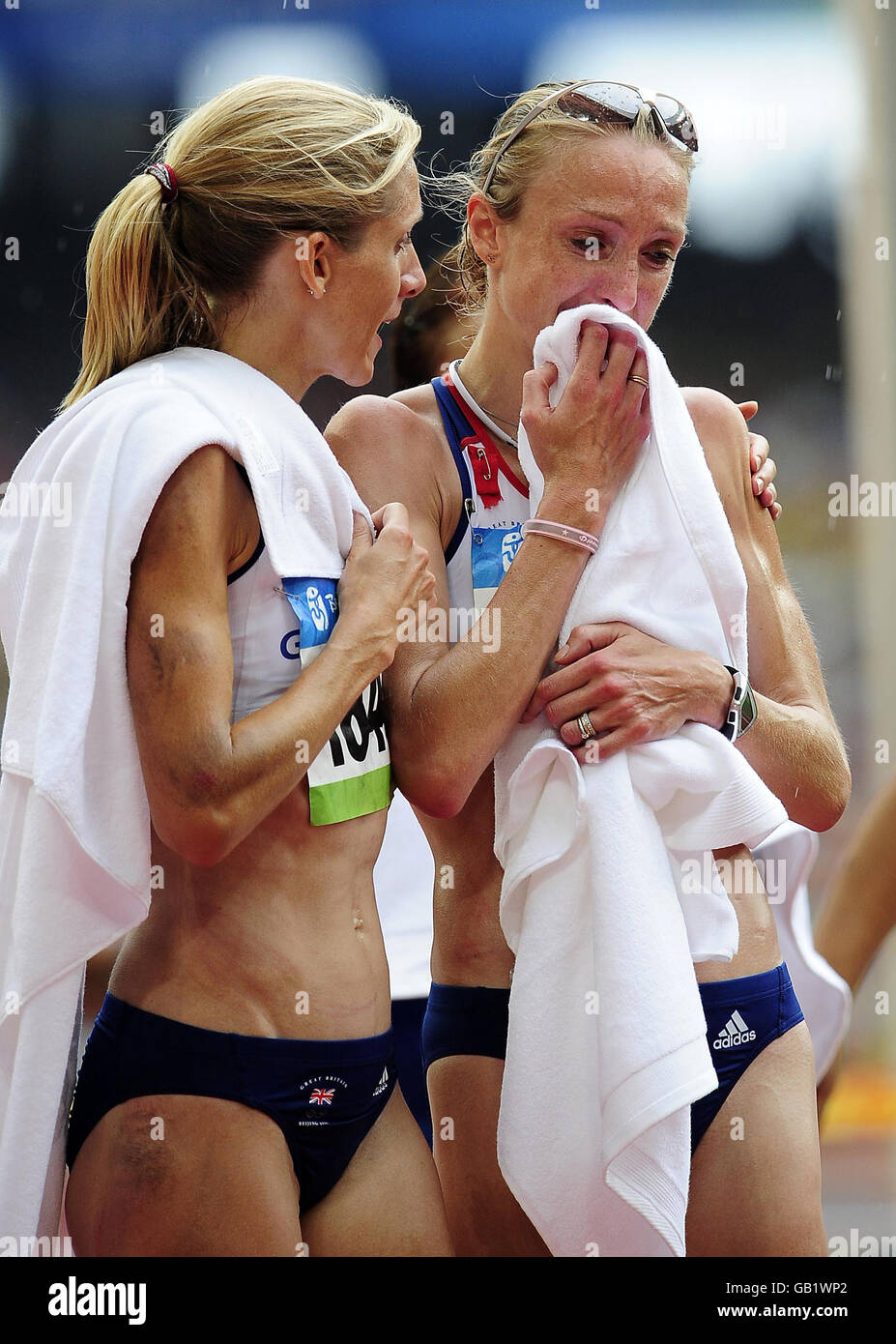Paula Radcliffe della Gran Bretagna è consolata dal connazionale Liz che ha sofferto di lividi dopo la sua caduta, dopo la maratona delle donne allo Stadio Nazionale durante le Olimpiadi di Pechino del 2008 a Pechino, Cina. Foto Stock