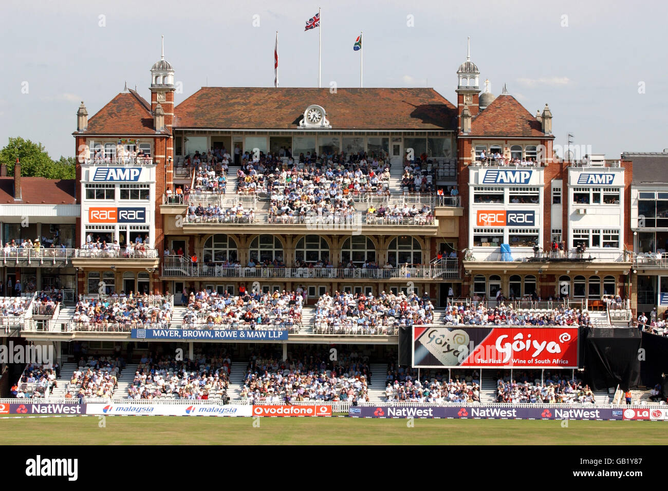 Cricket - Inghilterra / Sudafrica - un giorno NatWest Series - ovale. I fan guardano l'azione dagli stand dell'AMP Oval Foto Stock