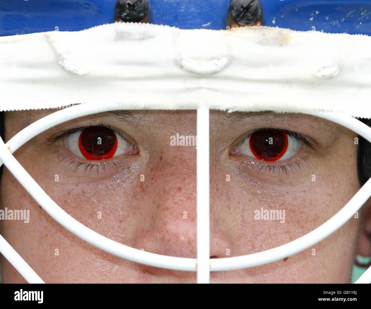 Lenti a contatto rosse immagini e fotografie stock ad alta risoluzione -  Alamy