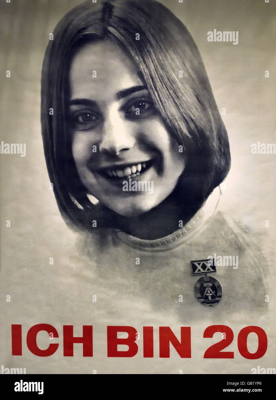 Poster per il ventesimo anniversario della RDT Comitato per il ventesimo anniversario della repubblica democratica tedesca Rostock 1969 ( Il poster mostra il drammatico studente Petra Barthel. Essi sorrisi risate del nostro tempo, possono ridere e essere allegro, perché ha commentato uno dei vincitori FDJ giornale Junge Welt. Vincitore nella storia sono stati dopo il gergo di ufficiali di stato socialista e dei suoi cittadini. ) Il Tedesco in Germania Foto Stock