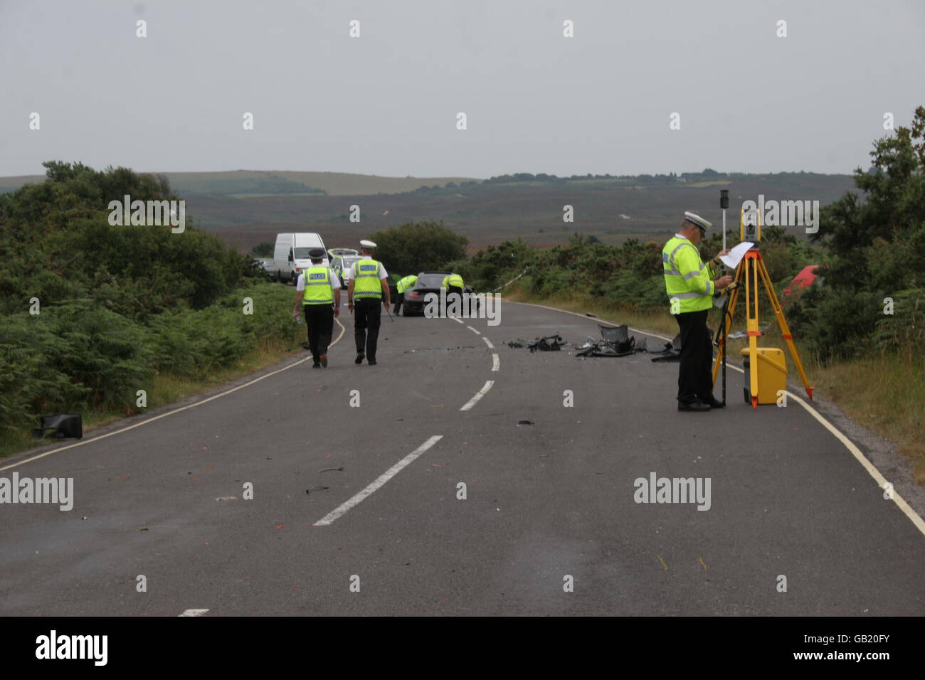 Gli investigatori di crash sono nuovi sulla scena dove un autobus Wilts e Dorset, viaggiando su Ferry Road, Studland, è finito al suo fianco. Foto Stock