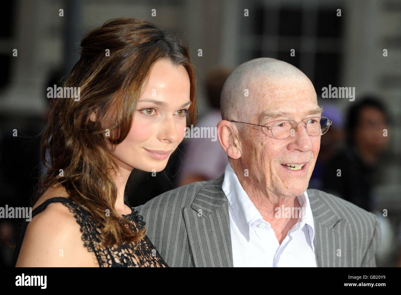 John Hurt e Anna Walton arrivano alla proiezione di gala notturna di apertura di Hellboy II: The Golden Army che dà il via alla stagione cinematografica annuale, FilmFour Summer Screen, alla Somerset House, a Londra. Foto Stock