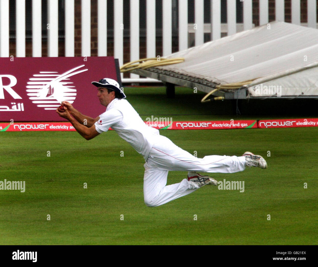 Il capitano dell'Inghilterra Michael Vaughan effettua le catture di immersione per prendere il wicket del battitore del Sud Africa Mark Boucher durante la terza partita di prova a Edgbaston, Birmingham. Foto Stock