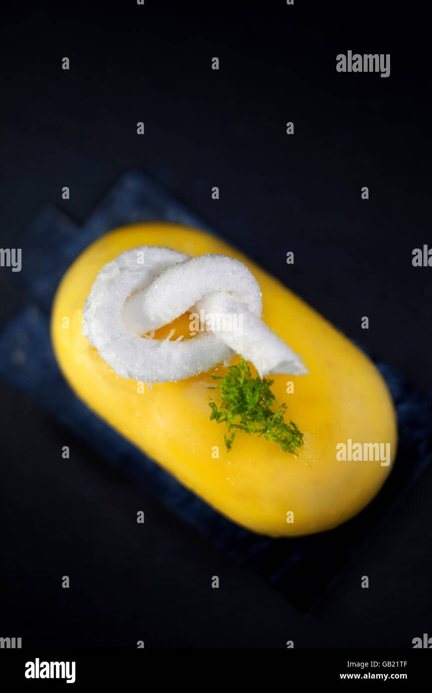 Mousse con frutti della passione, verde limone e marshmallow Foto Stock