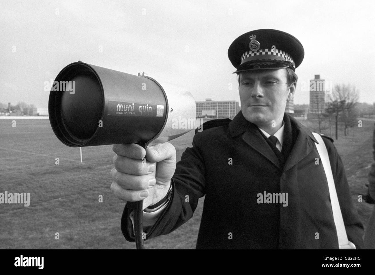 PC Alec McHattie sta testando il sistema radar digitale americano Kustom HR8 oggi alla Police Motoring School di Hendon, nel nord di Londra, dove la polizia sta valutando quattro dispositivi di rilevamento della velocità del veicolo. Foto Stock PC Alec McHattie sta testando il sistema radar digitale americano Kustom HR8 oggi alla Police Motoring School di Hendon, nel nord di Londra, dove la polizia sta valutando quattro dispositivi di rilevamento della velocità del veicolo. Foto Stock