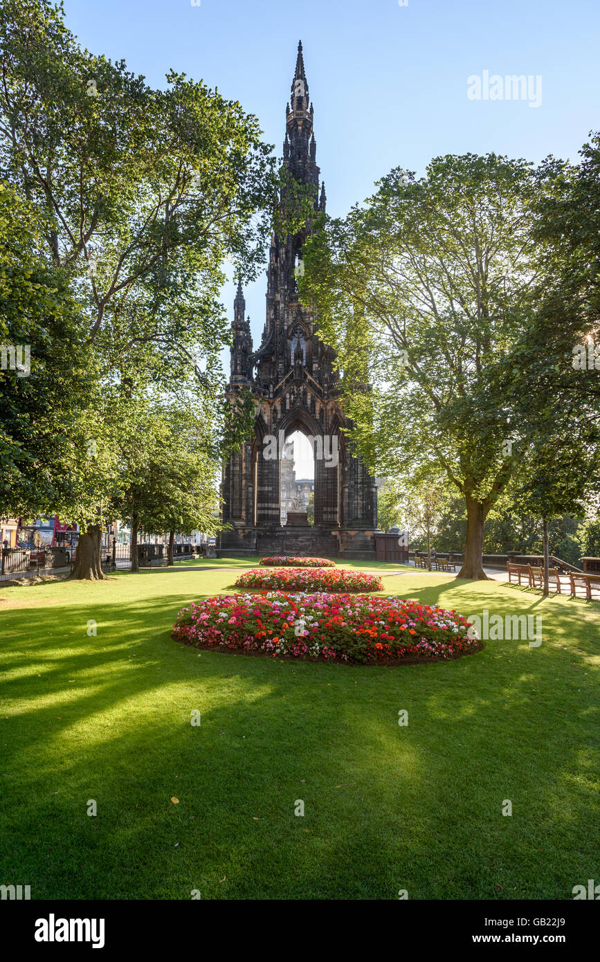 Princes Street Gardens è un parco pubblico nel centro di Edimburgo, Scozia, all'ombra del Castello di Edinburgo Foto Stock