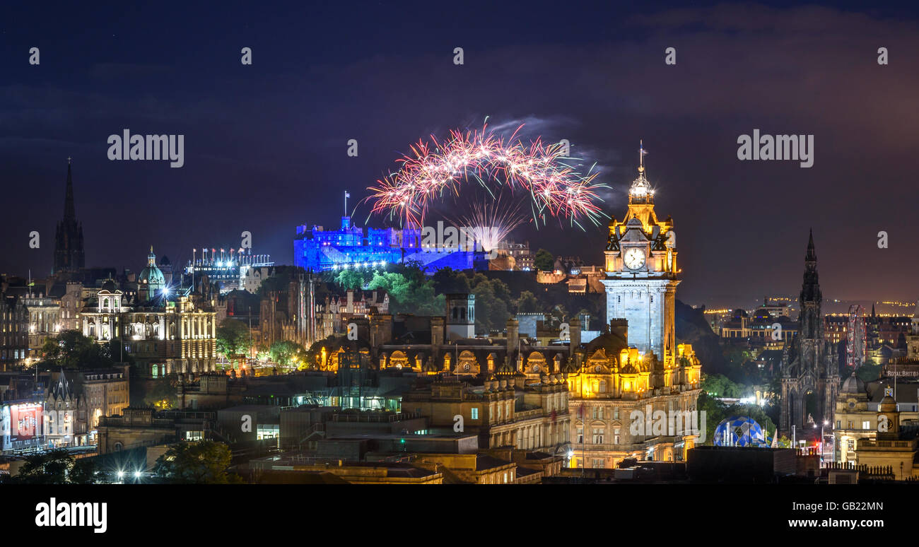 Uno spettacolo di fuochi d'artificio segna la fine della Edinburgh Fringe e festival internazionali. Foto Stock