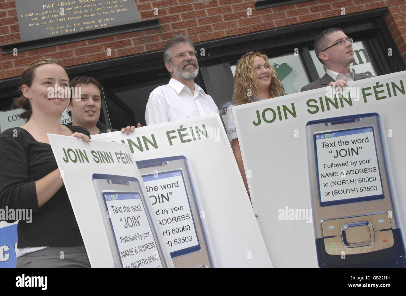 Da sinistra a destra ci sono Charlene o'Hara, Conor Maskey, il presidente del Sinn Fein Gerry Adams, Tieirna Cunningham e Niall o'Donghalle fuori dall'ufficio del Sinn Fein Belfast, per lanciare la nuova iniziativa di incoraggiare le persone ad unirsi al partito. Foto Stock