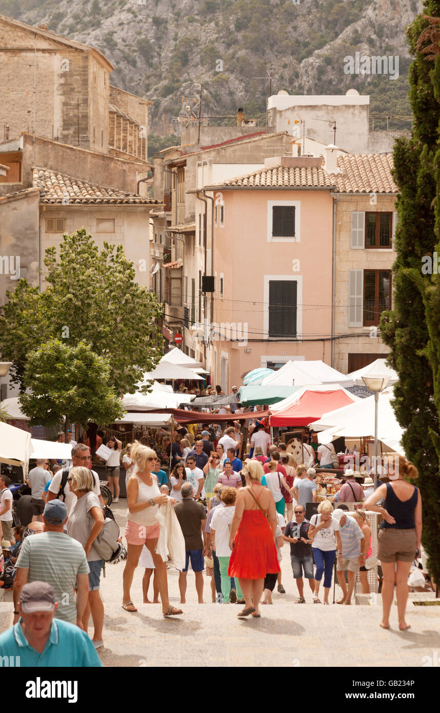 La popolazione locale di miscelazione con i turisti in giorno di mercato, Città Vecchia Pollensa, Mallorca ( Maiorca ), Isole Baleari Spagna Europa Foto Stock