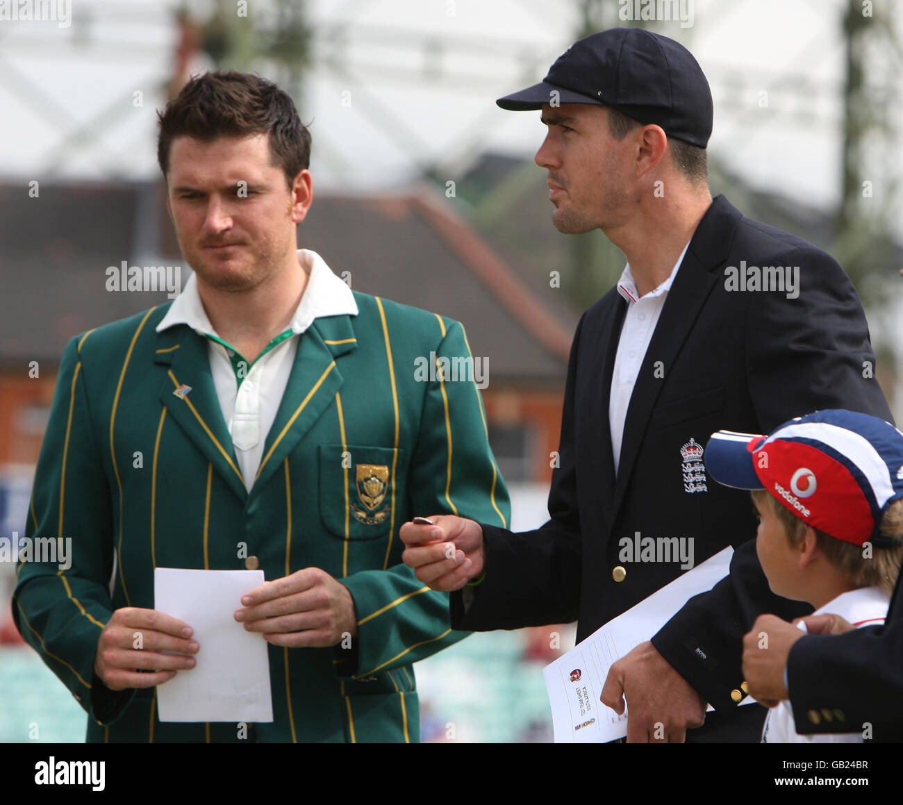 Il capitano dell'Inghilterra Kevin Pietersen (a destra) e il capitano del Sudafrica Graeme Smith gettano la moneta prima del quarto test all'Oval di Londra. Foto Stock