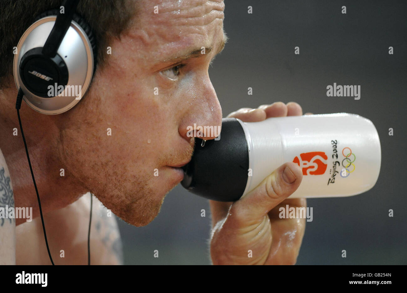 Olimpiadi - Giochi Olimpici di Pechino 2008. Bradley Wiggins della Gran Bretagna prende un drink durante una sessione di allenamento al velodromo di Laoshan a Pechino, in Cina. Foto Stock