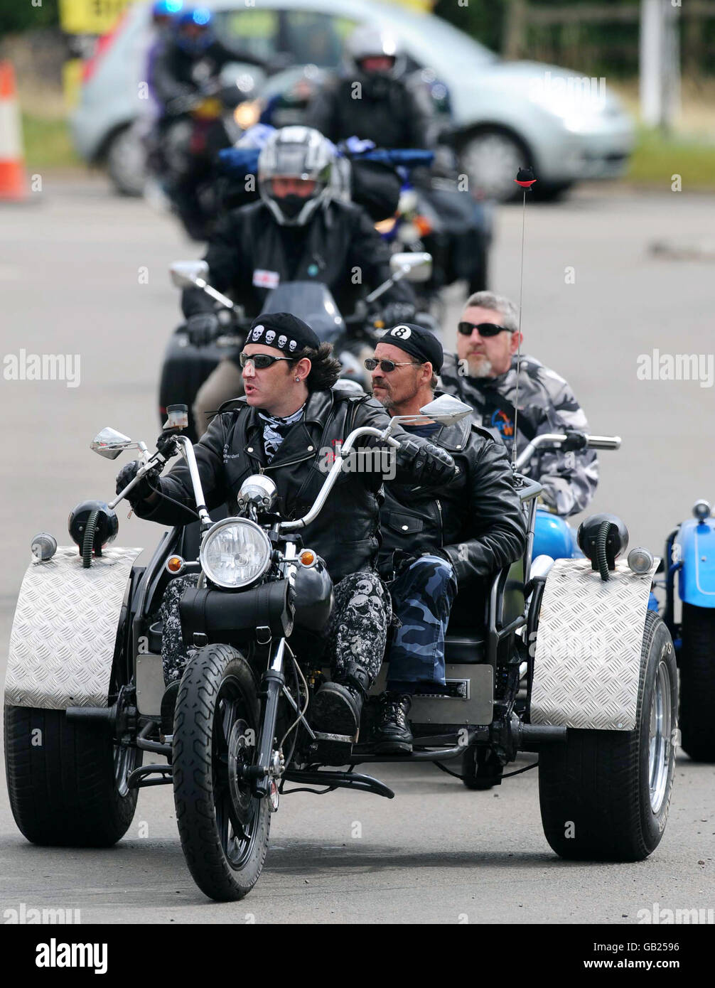 I motociclisti arrivano per il festival motociclistico Bulldog Bash all'Avon Park Raceway, Long Marston, Warwickshire. C'è una forte presenza di polizia all'evento dopo la morte di Hell's Angel Gerry Tobin l'anno scorso. Foto Stock