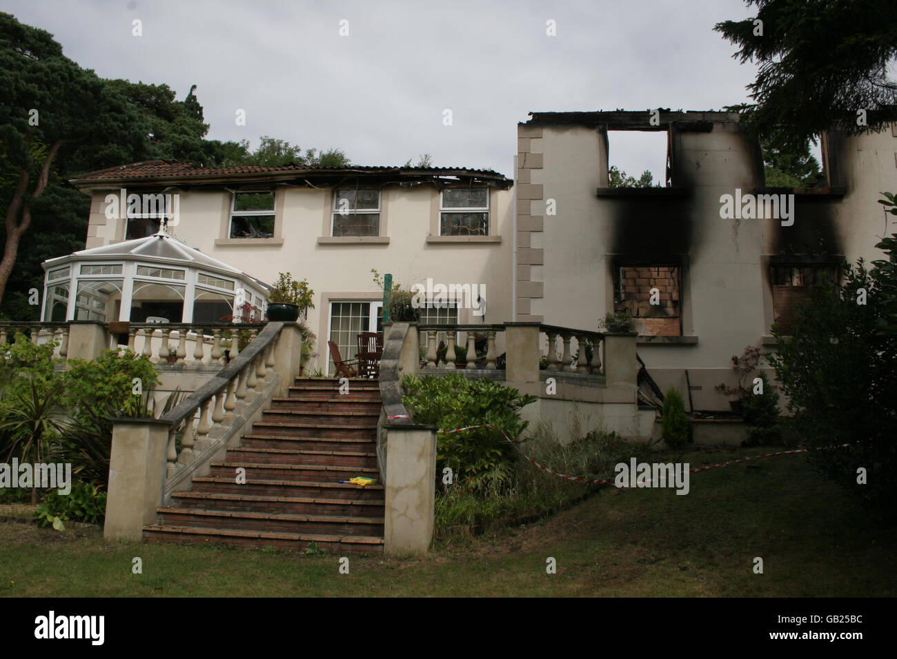 RITRASMESSO CORREGGENDO LA BYLINE. Dorset Fire and Rescue foto di un palazzo di 1.5 milioni di persone che ha bruciato la notte scorsa mentre il proprietario della proprietà era in vacanza con la sua famiglia a New York. Foto Stock