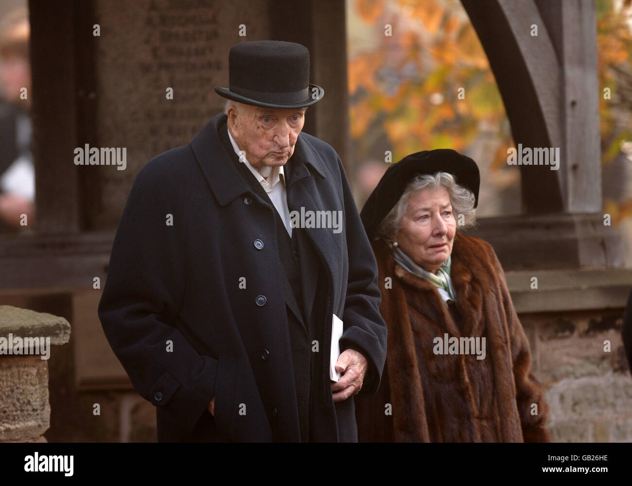 Godfrey Stafford Bostock (1915 - 2008) e sua moglie Penelope, Dowager Contessa di Lindsay al funerale di Patrick Lichfield a San Michele e Tutti gli Angeli chiesa il 21 novembre 2005 Foto Stock