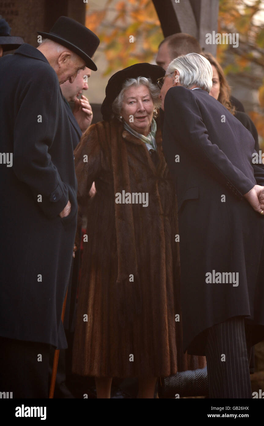Godfrey Stafford Bostock (1915 - 2008) e sua moglie Penelope, Dowager Contessa di Lindsay Patrick Lichfield a San Michele e Tutti gli Angeli chiesa il 21 novembre 2005 Foto Stock