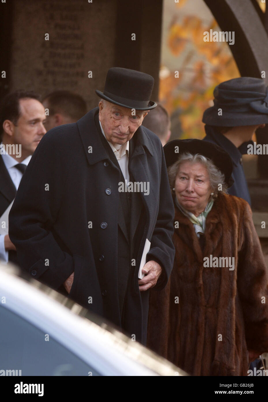 Godfrey Stafford Bostock (1915 - 2008) e sua moglie Penelope, Dowager Contessa di Lindsay Patrick Lichfield a San Michele e Tutti gli Angeli chiesa il 21 novembre 2005 Foto Stock
