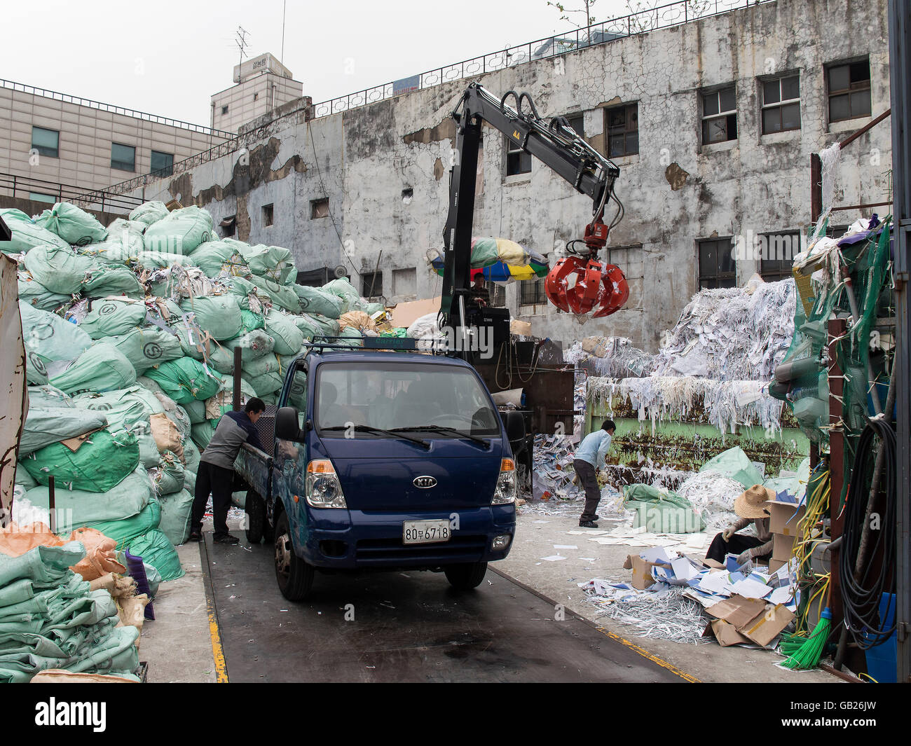 La cernita dei rifiuti, Seoul, Corea del Sud, Asia Foto Stock