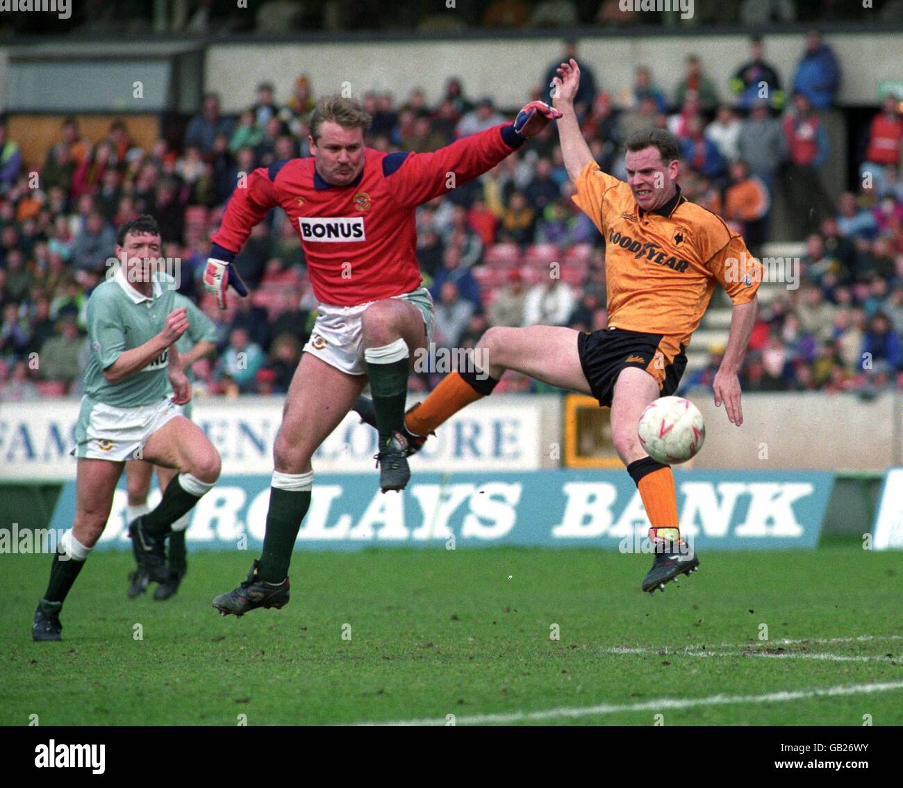 Colin Taylor, calciatore dei Wolverhampton Wanderers, e portiere degli Hull Iain Hesford, LUPI V HULL CITY A MOLINEUX 20/4/91 Foto Stock